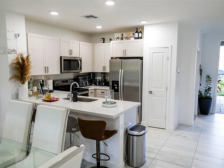 148 SE 5th Ct — Photo 5