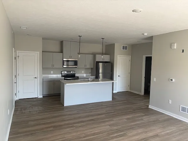 Lakeview Apartments — Photo 5