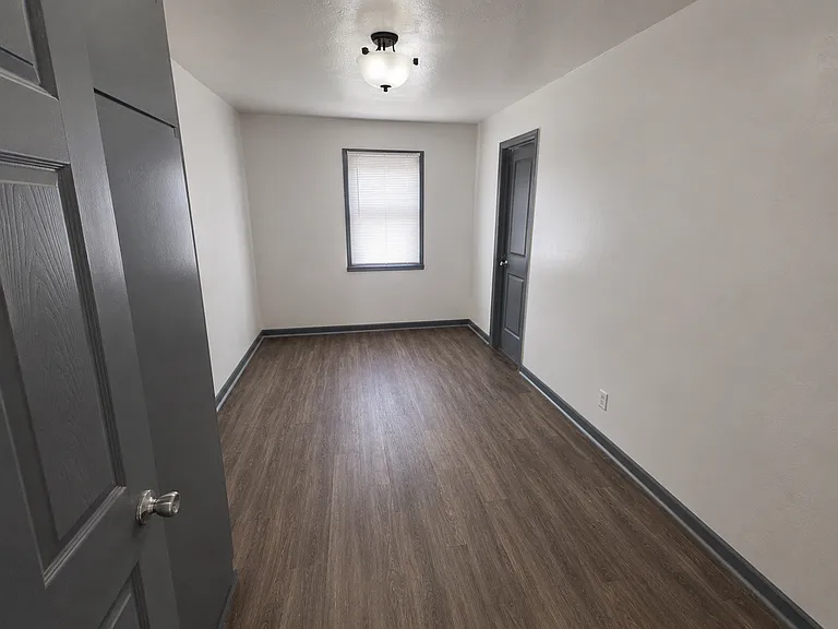 212 E Adams St #3 — Photo 6
