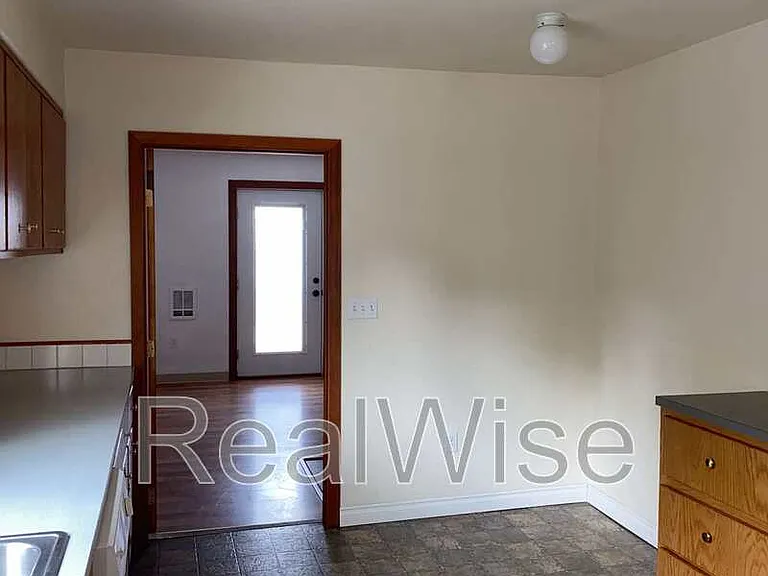 2564 NE Douglas Ave — Photo 10