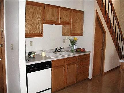 5th image of 921 32nd Ave S APT 24