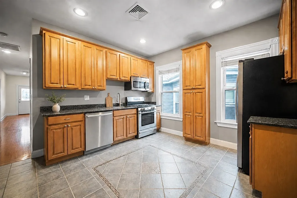3 bed, 1.5 bath, 1254 sqft, $3,500 — Photo 4