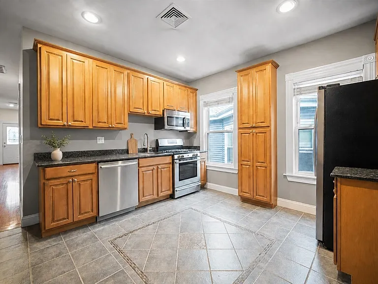 34-36 Howe St #3 — Photo 4