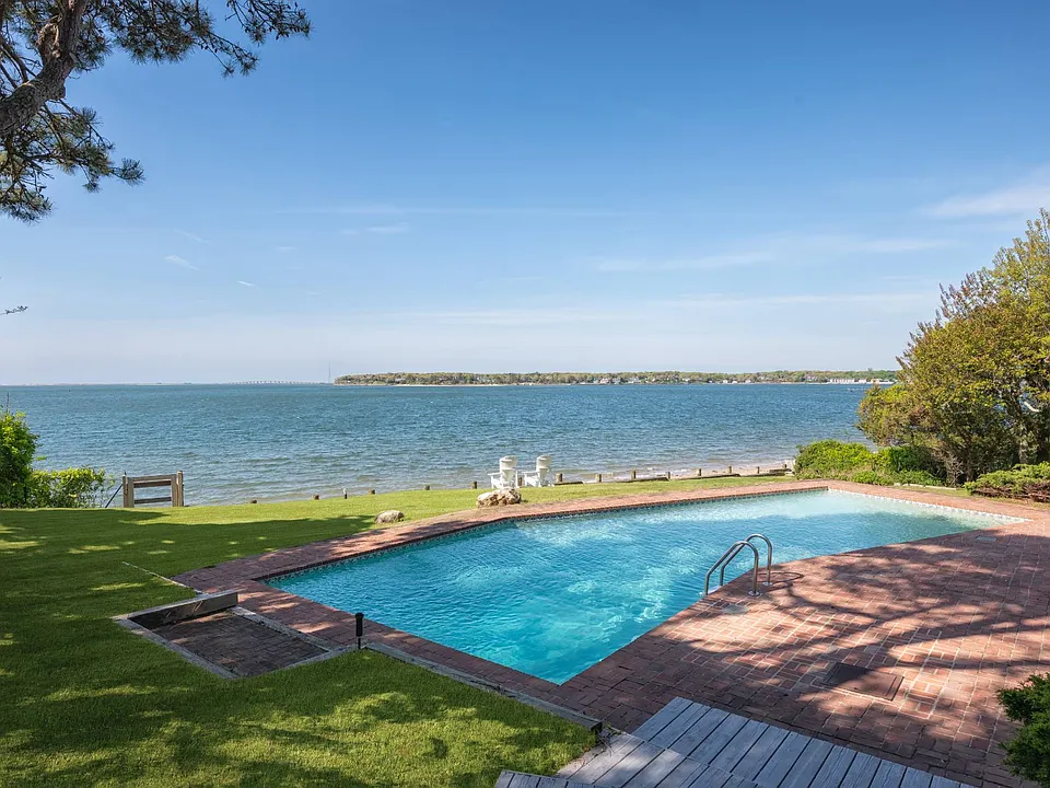 4 Peconic Rd
