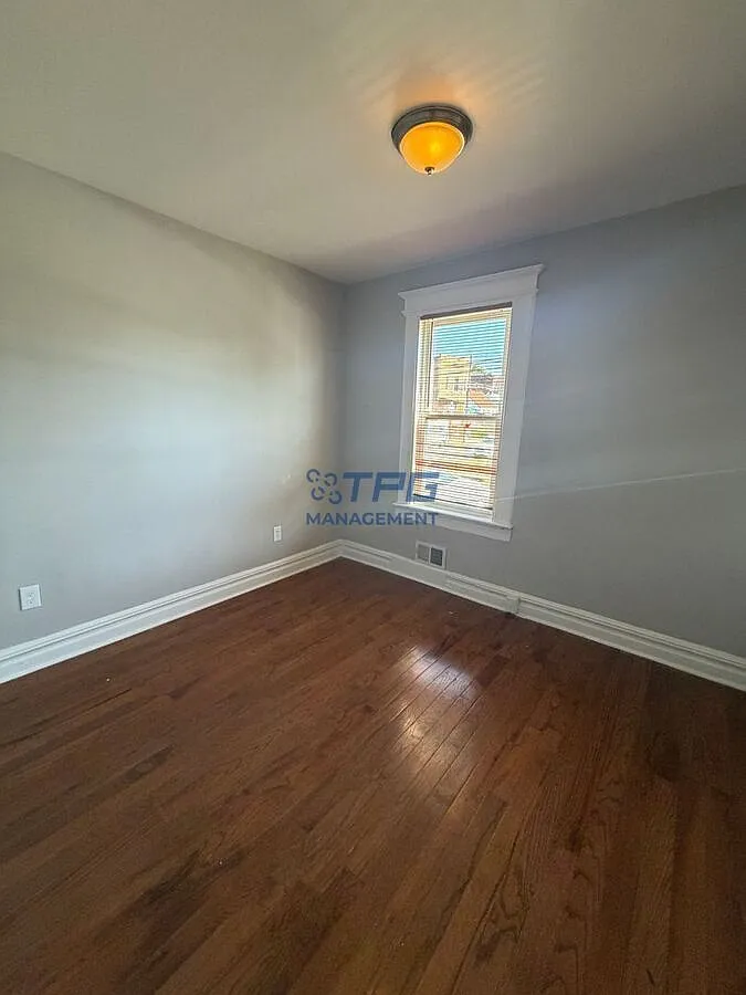 Spacious 3BR in Upper Vailsburg | Private Parking | W/D Hookup | Great Natural Light — Photo 4