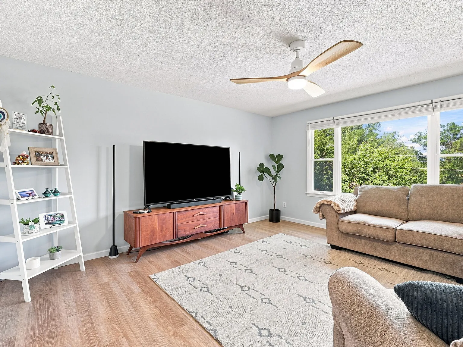 3 bed, 2653 sqft, $3,095 — Photo 2