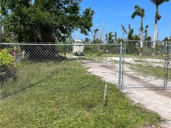 10431 Betsy Pkwy, Saint James City, FL 33956