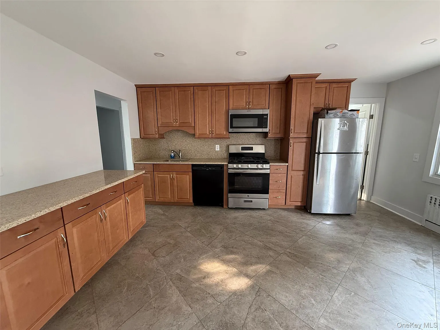 4 bed, 2.0 bath, 1400 sqft, $4,500 — Photo 3