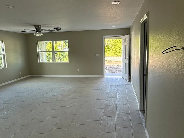 517 S Wilson Ave — Photo 3