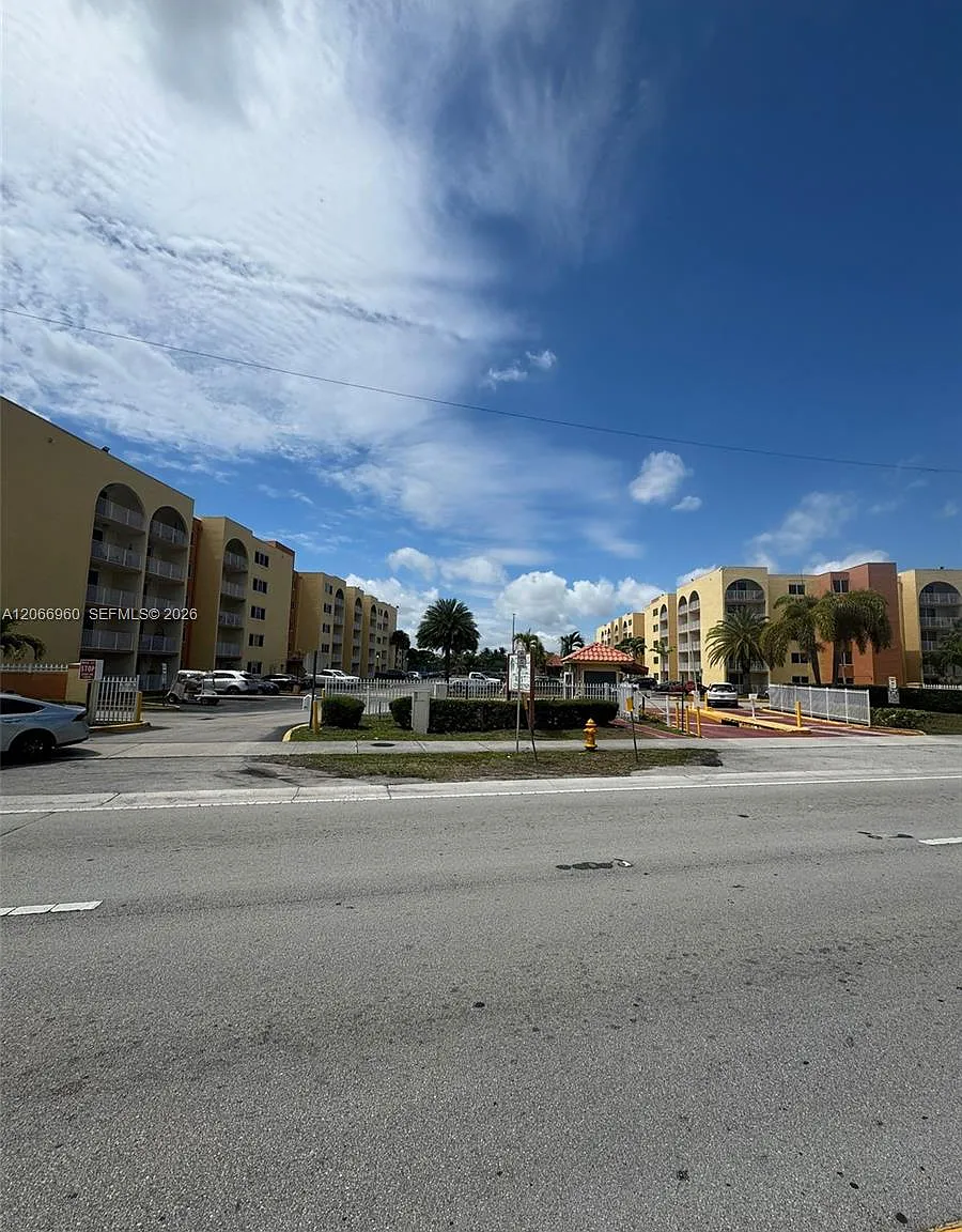 Coral Gate West Condo — Photo 3