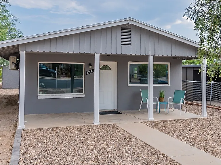 1231 E Lee St — Photo 1