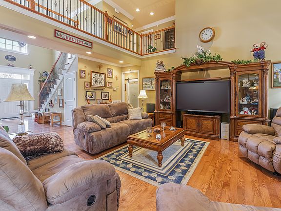 4th image of 925 Britts Dr