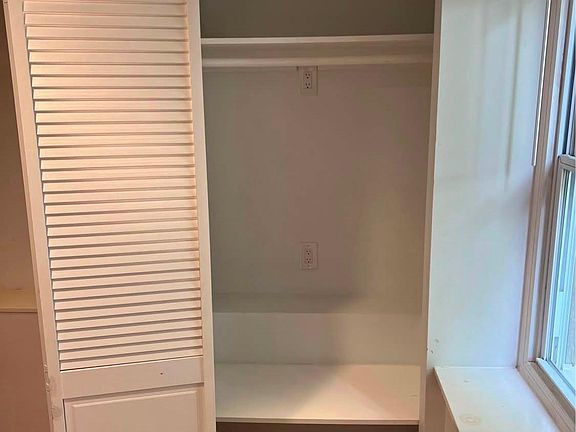 4th image of 337 Whiton St
