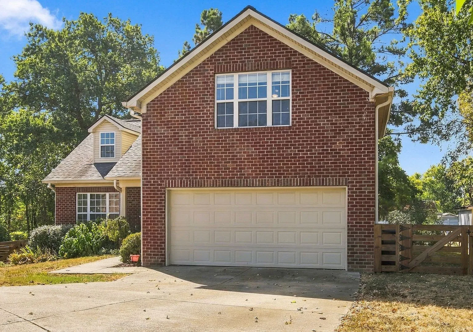 Stunning Modernized Brick Home in Nashville — Photo 2