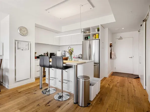 63 N Inglewood Park SE #225, Calgary, AB T2G 1B7