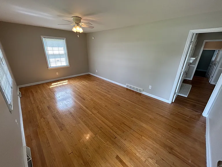 300 Hickory Hill Dr — Photo 2