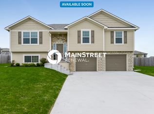 402 191st Ter, Smithville, MO 64089