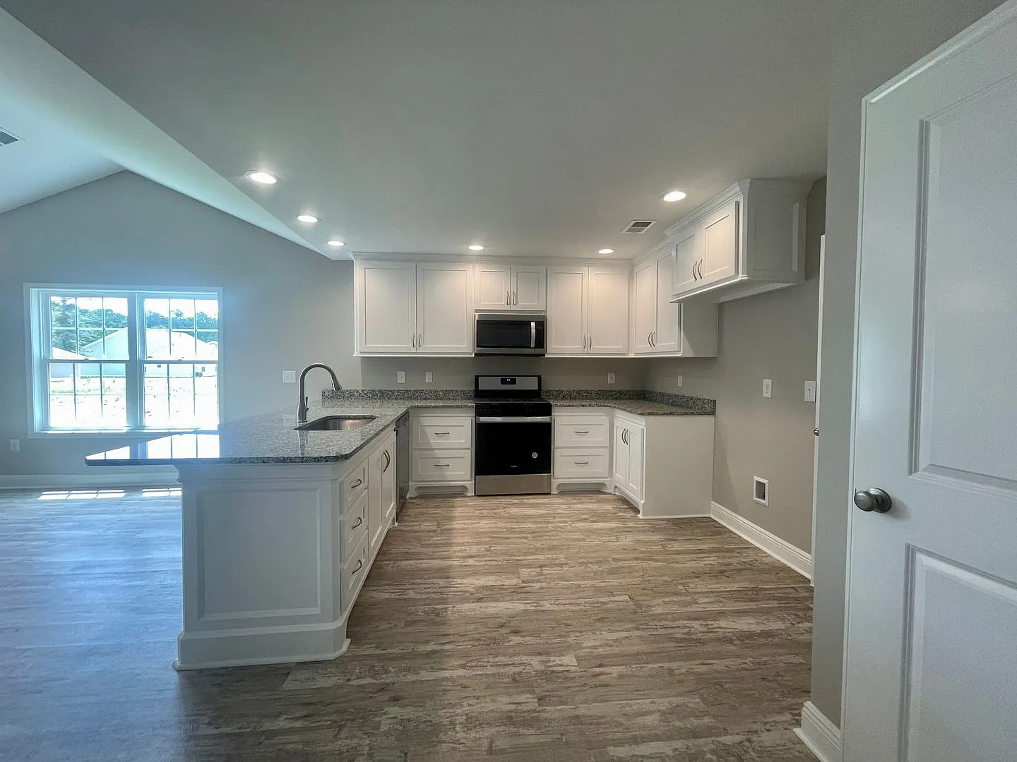 Beautiful 3bd / 2ba W/ High End Finishes, Right In The Heart Of Conway!! — Photo 4