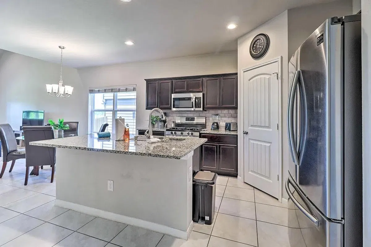 4 bed, 2.5 bath, 2383 sqft, $2,199 — Photo 3