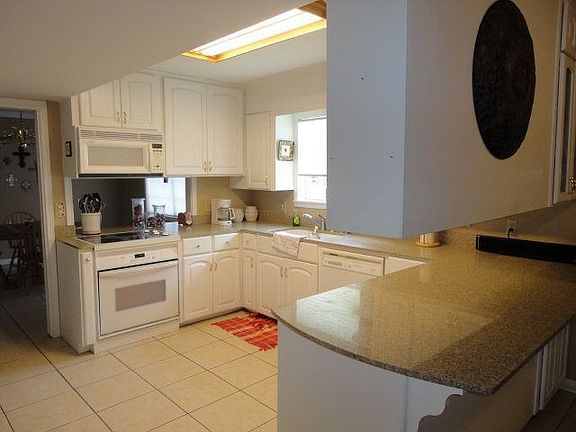 2nd image of 605 Brookhollow Dr