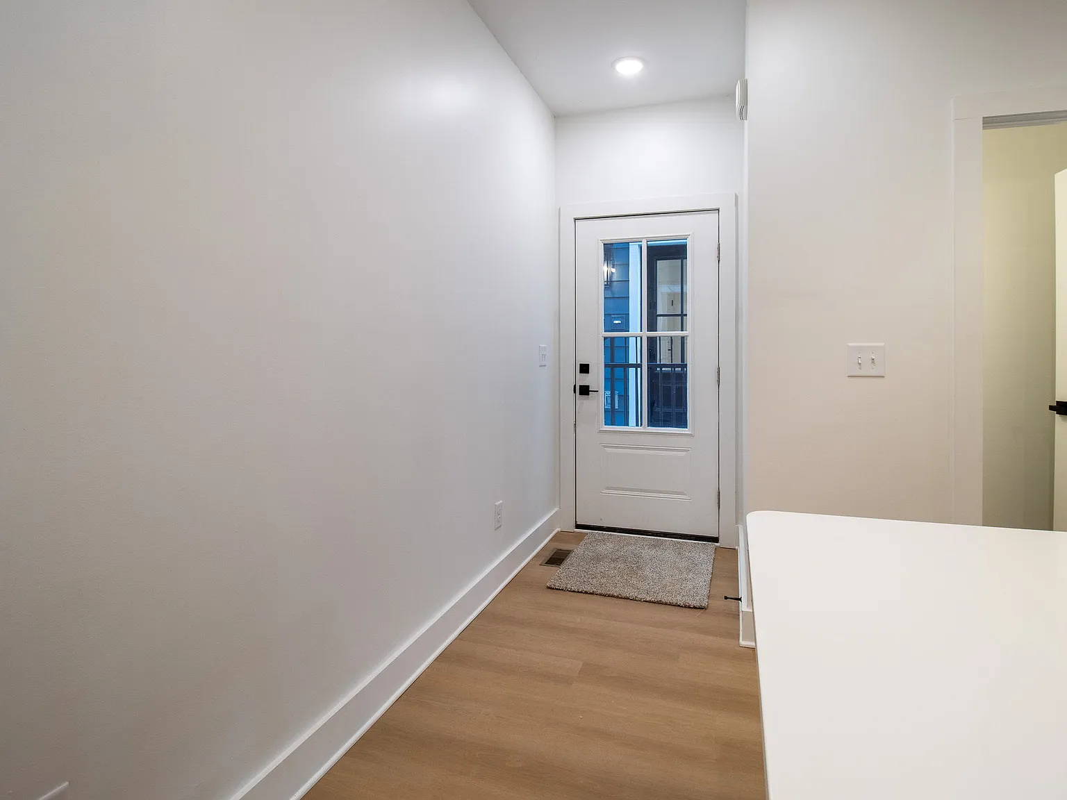 3 bed, 2.5 bath, 1900 sqft, $1,999 — Photo 2
