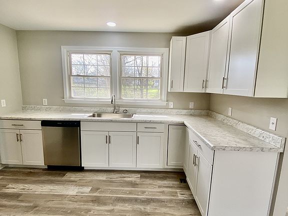 3rd image of 220 Davis St