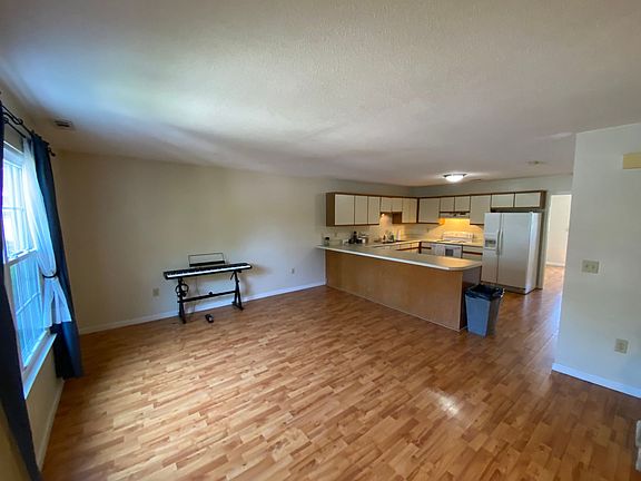 3rd image of 860 Patrick Henry Dr