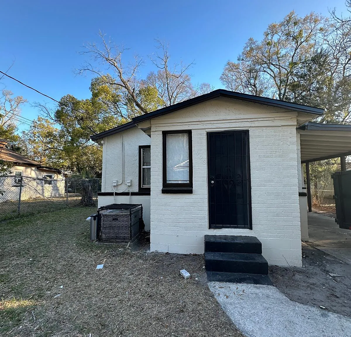 3 bed, 850 sqft, $1,200 — Photo 1