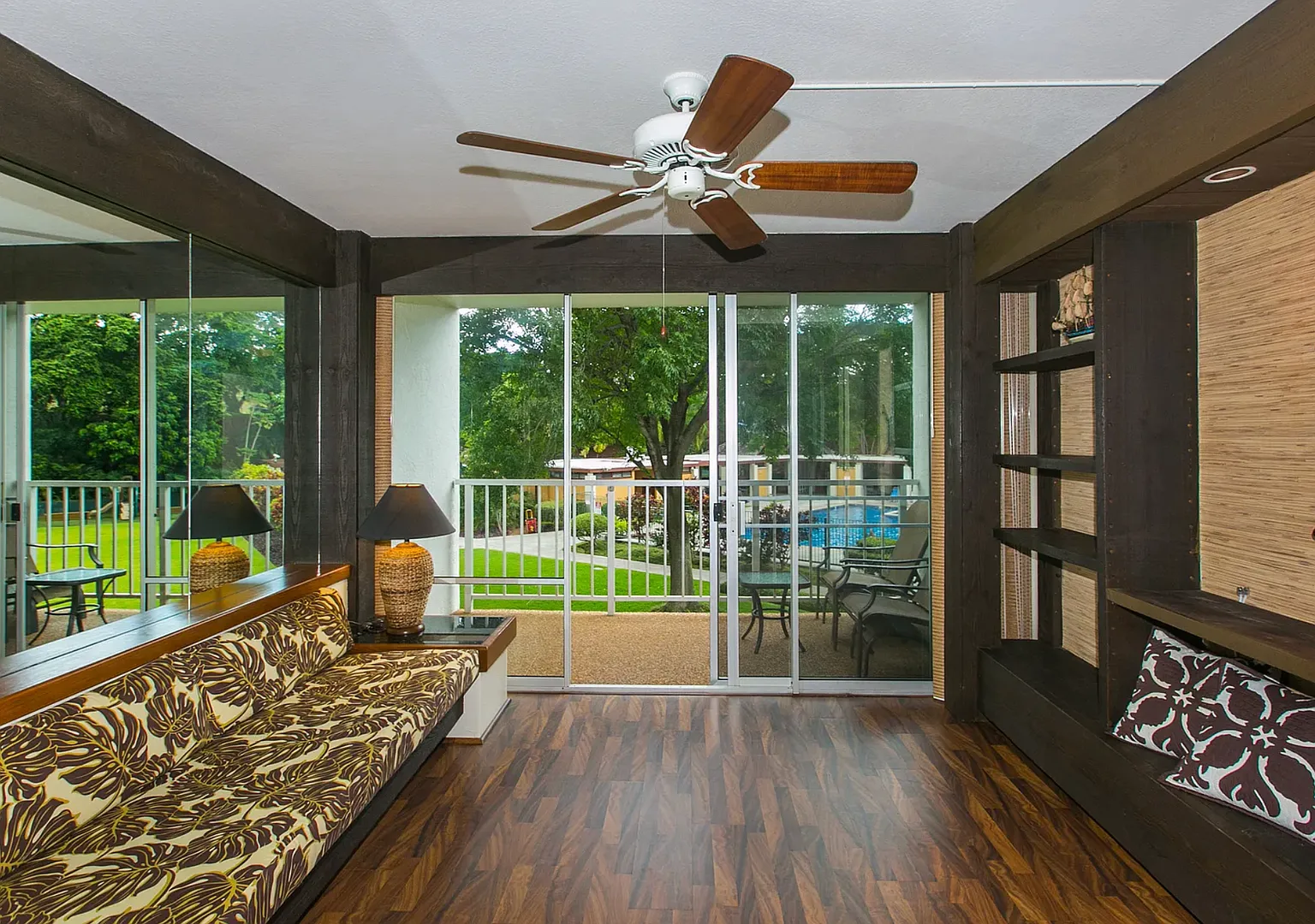 Pristine 2 bedrooms, 1 bath, former "model" corner/end unit with 2 parking stalls! — Photo 1