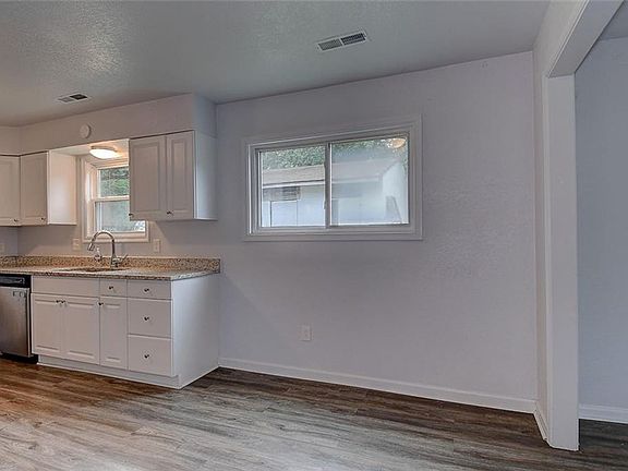 3rd image of 1093 Salisbury Dr