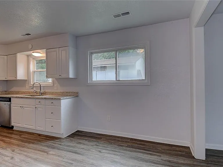 1093 Salisbury Dr — Photo 12