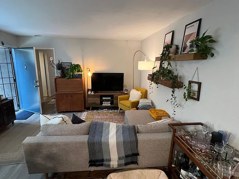 1435 Essex St #1 — Photo 8