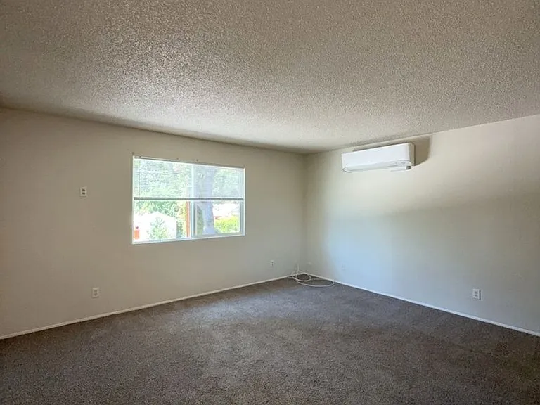 102 Oak Grove Rd — Photo 2