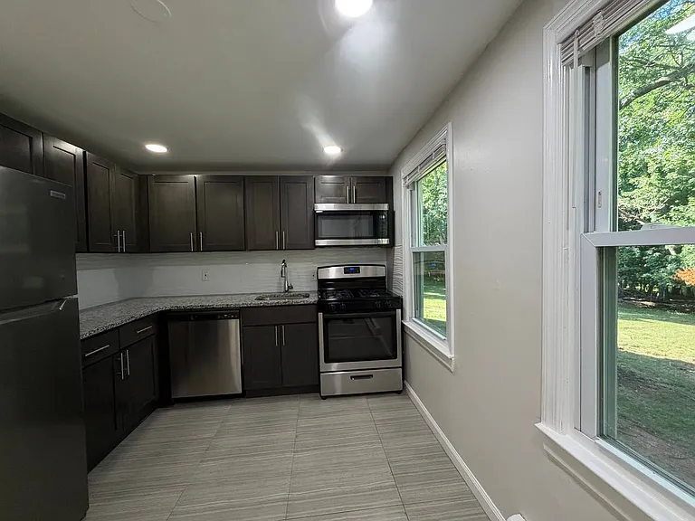 39 Hawthorne Dr #1 — Photo 12