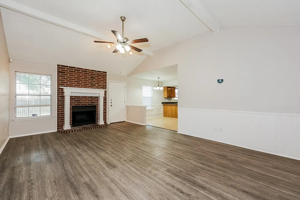 3 bed, 2.0 bath, 1355 sqft, $2,090 — Photo 3