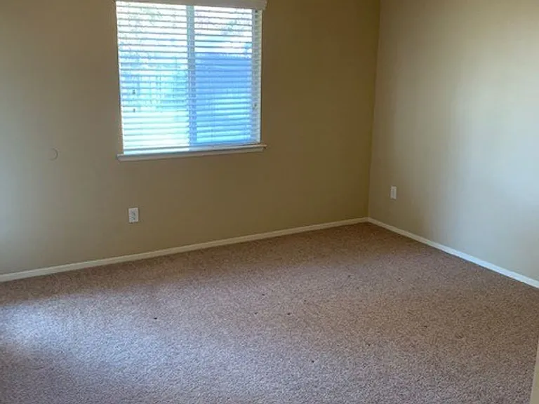 512 Windsor Dr — Photo 8