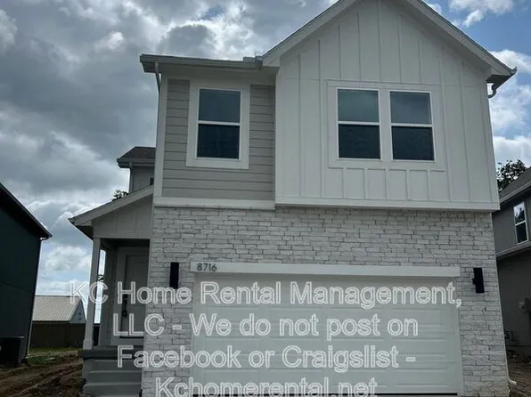 8716 SW Edgewater Dr, Blue Springs, MO 64064