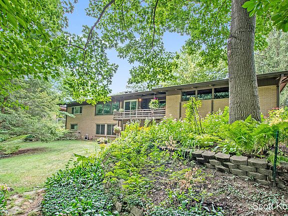 4th image of 2126 E Shiawassee Dr SE