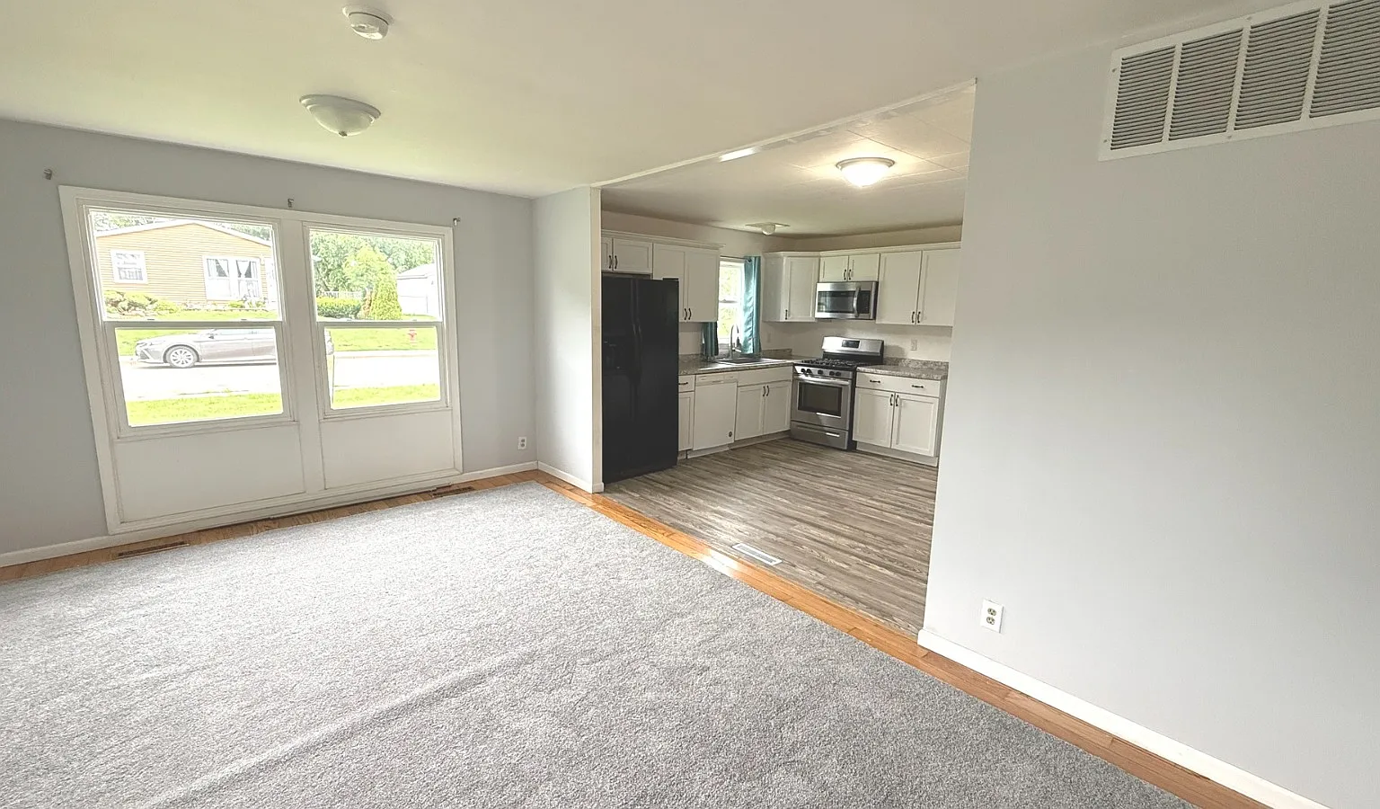 3 bed, 1000 sqft, $2,650 — Photo 2
