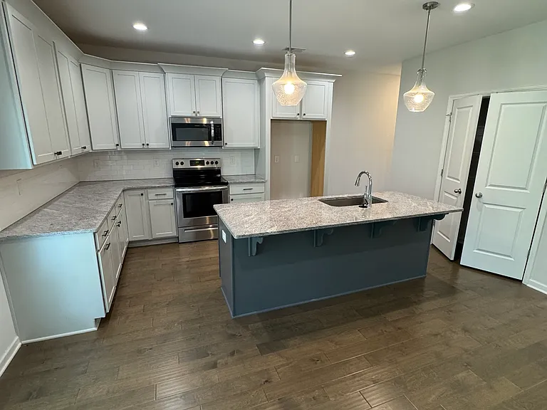 1082 Victorian Blvd — Photo 5