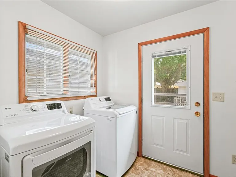 101 W Cypress St — Photo 15