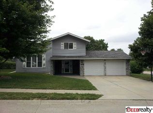 1112 Crest Cir, Papillion, NE 68046