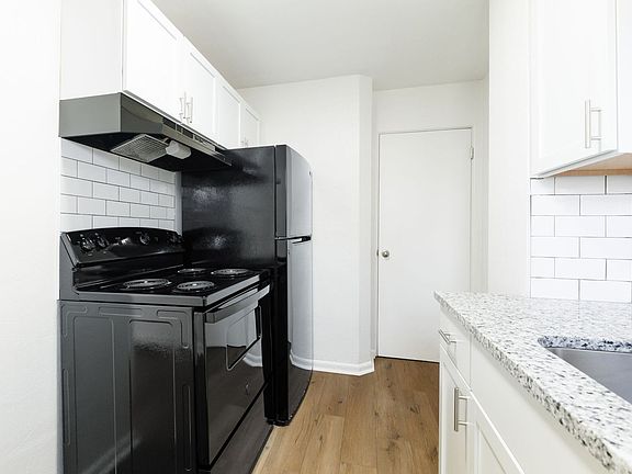 4th image of 4040-4042 Halsey Pl