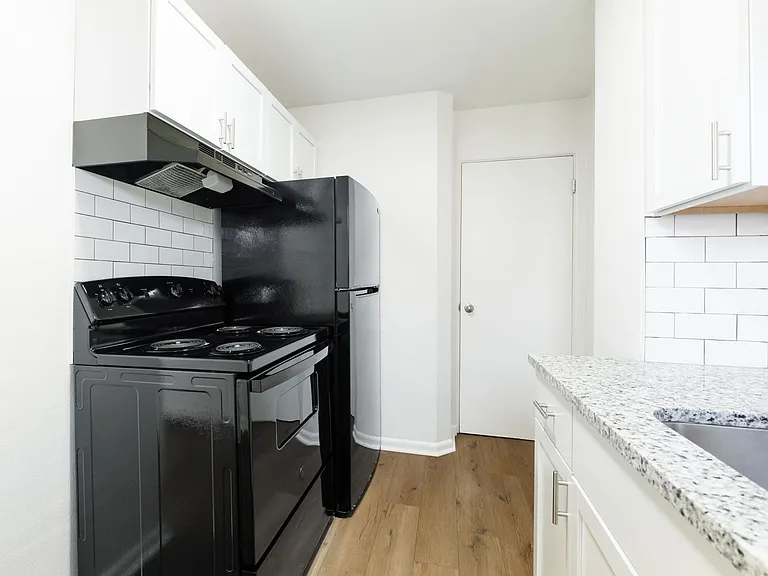 4040-4042 Halsey Pl — Photo 4