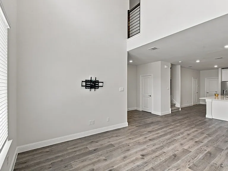 1012 Snapdragon Dr — Photo 4