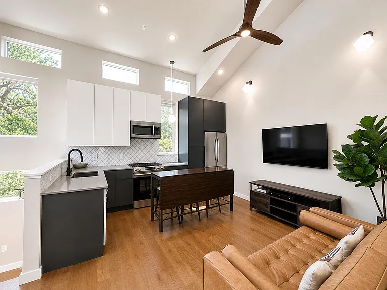 913 Duncan Ln #201 — Photo 4