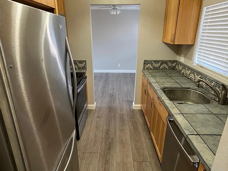 2530 Clairemont Dr #302 — Photo 4