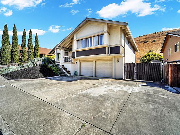 3rd image of 826 Rose Drive