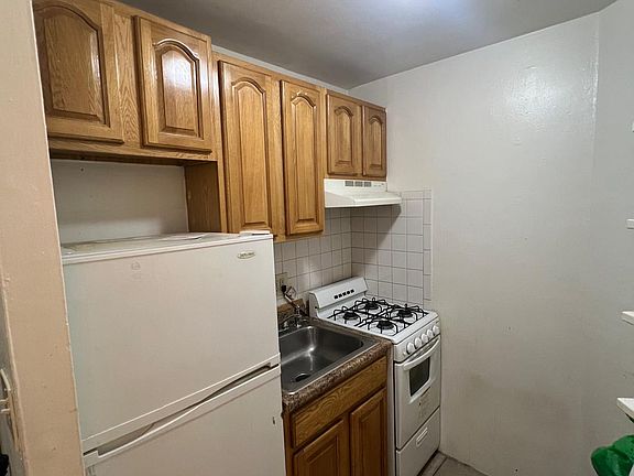 4th image of 308 E 93rd St APT 1D