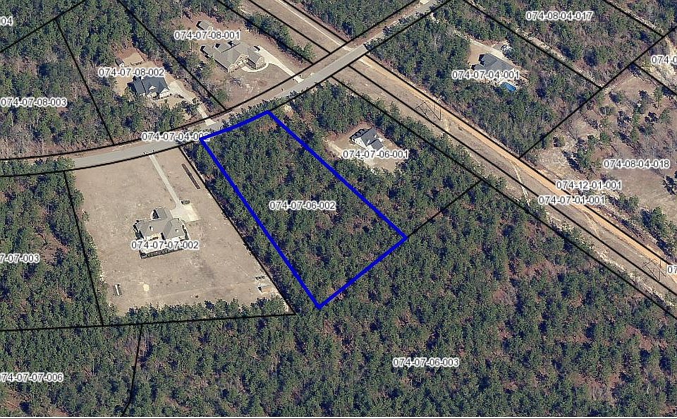 Nice Houses on all sides!